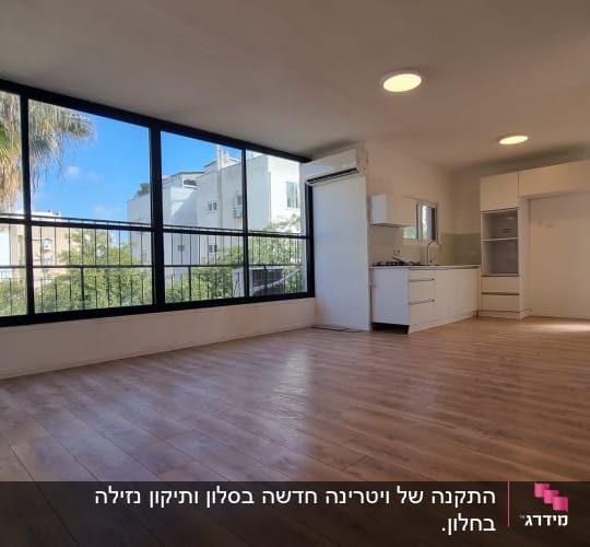 חלון אלומיניום גדול עם מסגרת שחורה
